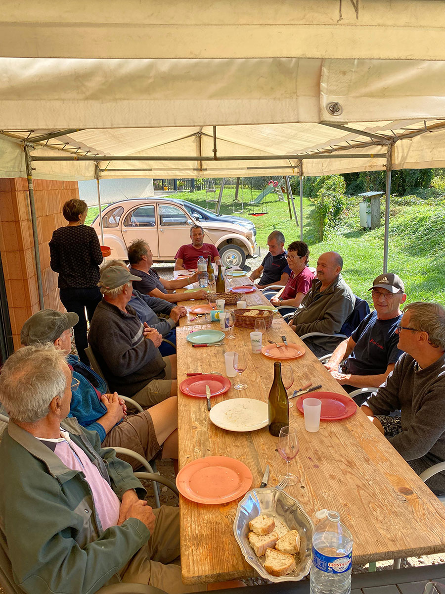 moment partage repas fin de vendanges cave cluzel